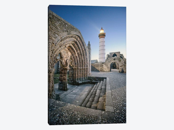 Bretagne, Phare Saint Mathieu Et Porche De L'Eglise Notre Dame De Grâce