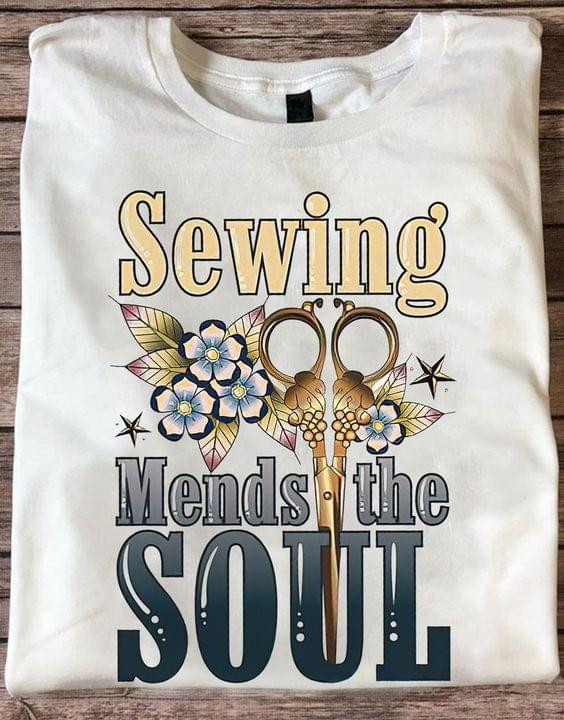 Sewing Mends The Soul Vintage Tshirt Gift For Hippie Souls Sewing Lovers Seamstresses Sewers