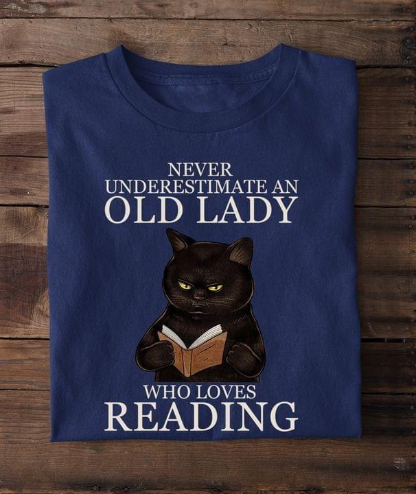 Nver Underestimate An Old Lady Who Loves Reading Black Cat T-shirt Best Gift For Book Lovers