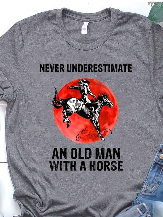 Never underestimate an old man with a horse T Shirt Hoodie Sweater