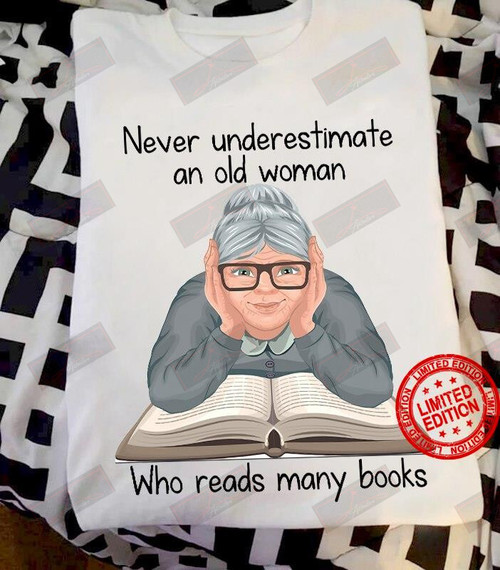 Never Underestimate An Old Woman Who Reads Many Books T-shirt
