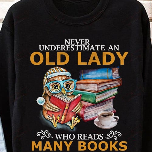 Never Underestimate An Old Lady Who Reads Many Books T-shirt