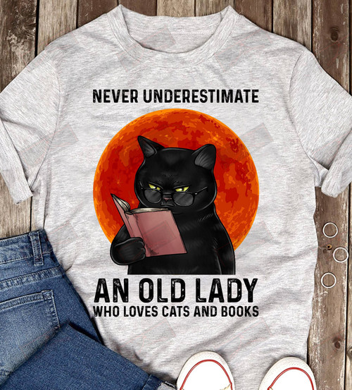 Never Underestimate An Old Lady Who Loves Cats And Books T-shirt