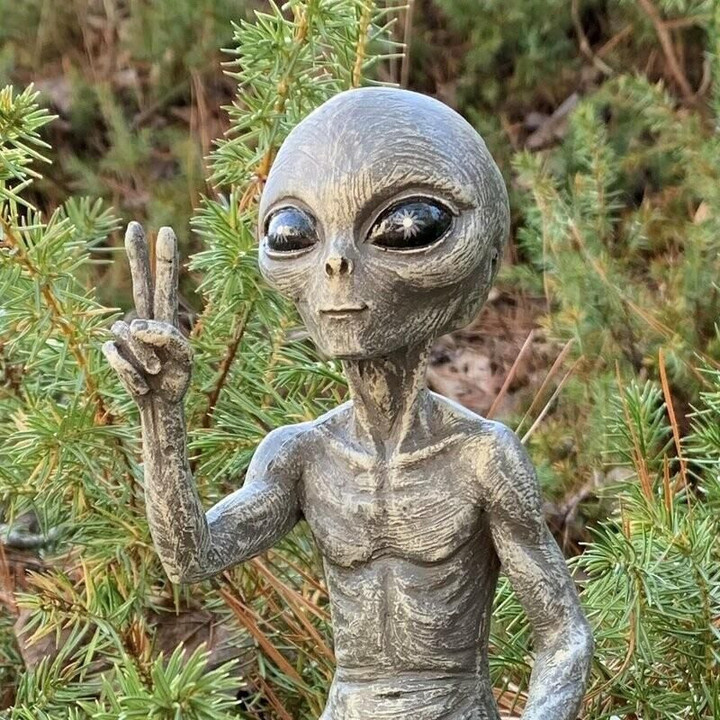 🎁 Outer Space Alien Garden Statue