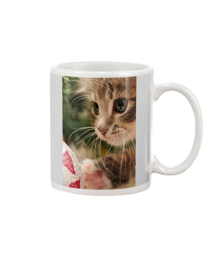 Cat Plays With Christmas Ball Gift For Cat Lovers Mug