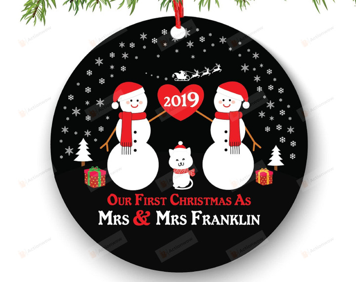Personalized Our First Christmas As Mrs & Mrs Ornament With Cat Pet Fur Family Mom Owner Lover Gay Marriage For Lesbian Couple 1st Lgbtq Hanging Decor Christmas Tree Decoration