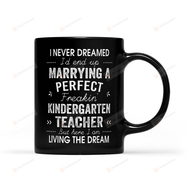 I Never Dreamed I'd End Up Marrying A Kindergarten Teacher Black Ceramic Mug