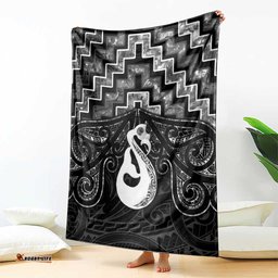 New Zealand Maori Blanket Poutama Manaia Black Paua Shell LT05