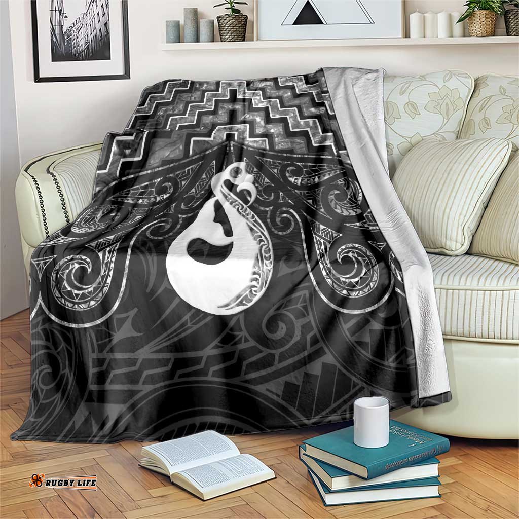 New Zealand Maori Blanket Poutama Manaia Black Paua Shell LT05