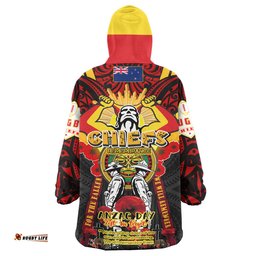 Waikato Chiefs Anzac Day Custom Snug Hoodie - Remembrance Waikato Chiefs With Maori Patterns And Poppy Flowers Oodie Blanket