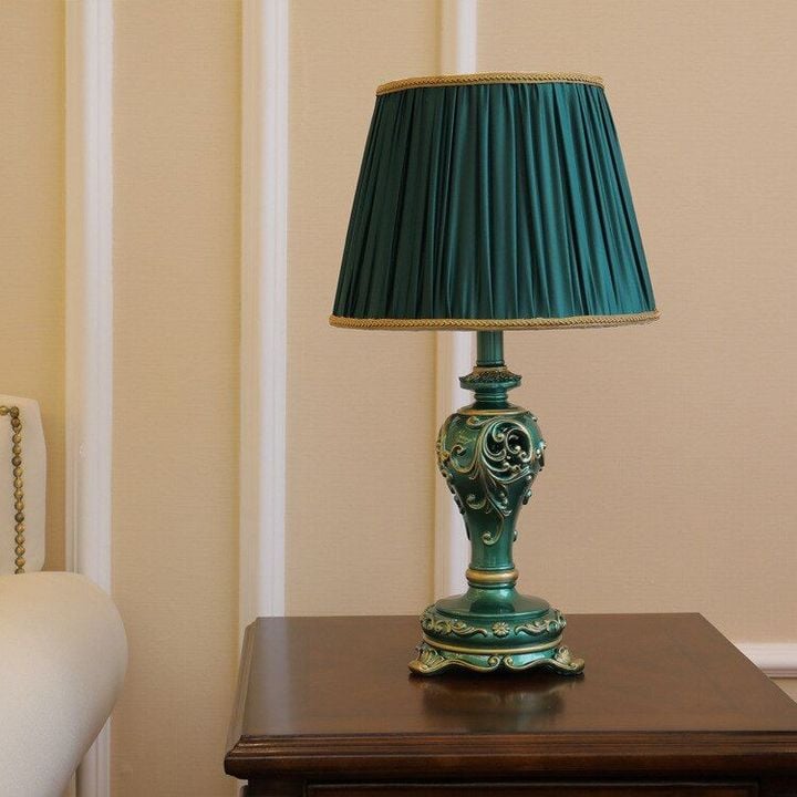 European Classical Lightweight Luxury Studio Resin Table Lamp Retro Living Room Bedside American Table Lamp
