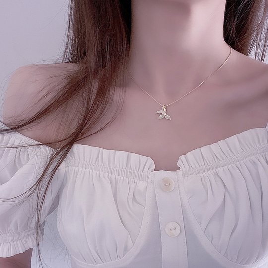 Fashionable Women's Mermaid Pendant Necklace - Embrace Elegance and Trend