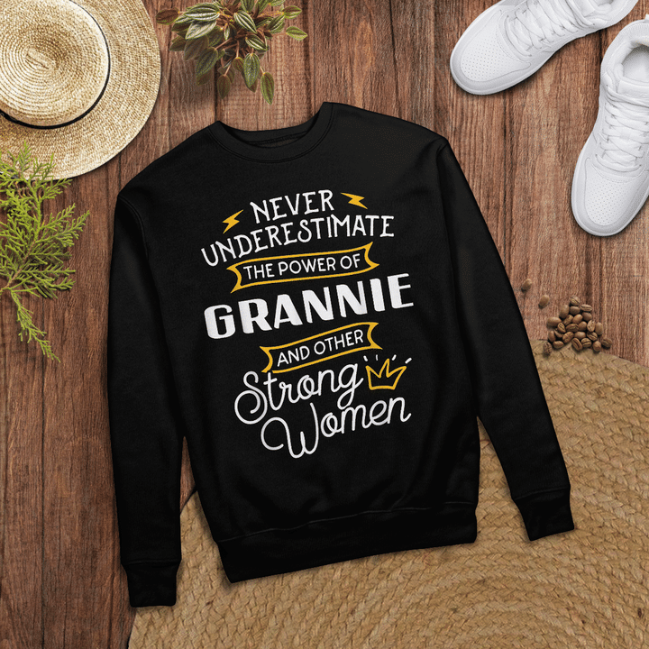 Woonistore - Funny Power of Grandma Grannie Shirt Gift Idea T-Shirt