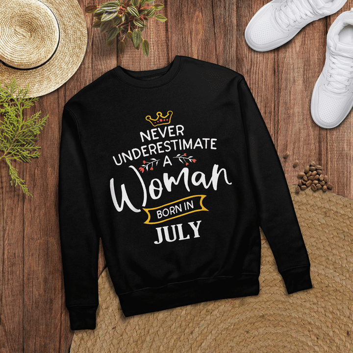 Woonistore - Funny Woman Born in July Birthday Gift Idea T-Shirt