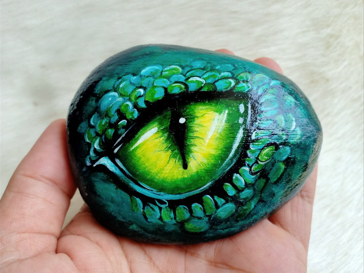 Painted Rock, Hand Painted Dragon Eye, Painted Dragon On Natural Rock, Art Deco, Xmas Gift, Paperweight