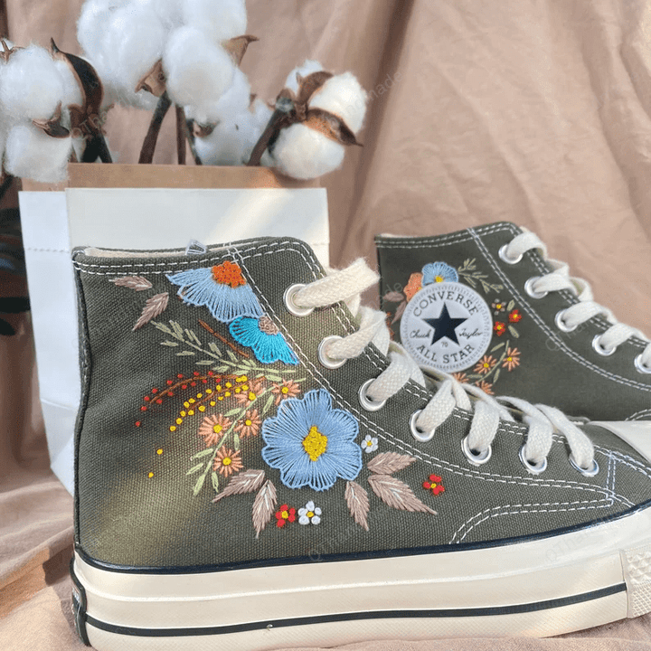 Convesr Chuck Taylor Embroidered Personalized/Custom Converse Embroidered Bees and sweet Flowers/Converse Embroidered Flowers