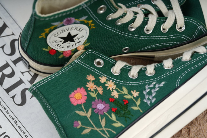 Convesr Chuck Taylor Embroidered Personalized/Custom Converse Embroidered Bees and sweet Flowers/Converse Embroidered Flowers