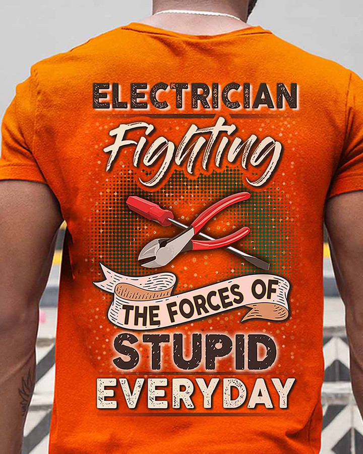 Electrician fighting the force of stupid everyday - Orange - T-shirt