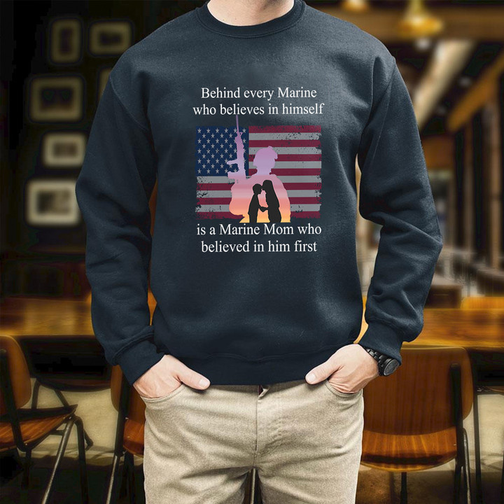 Veteran Behind Every Marine Who Believes In Himself Is A Marine Mom Printed 2D Unisex Sweatshirt