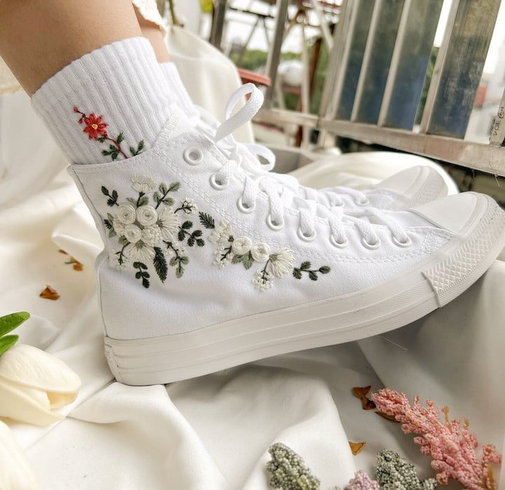 Custom Embroidery Floral Bridal Converse/Embroidered Converse/Embroidered Sneakers Wedding White Bouquets/Wedding Converse Chuck Taylor 1970s