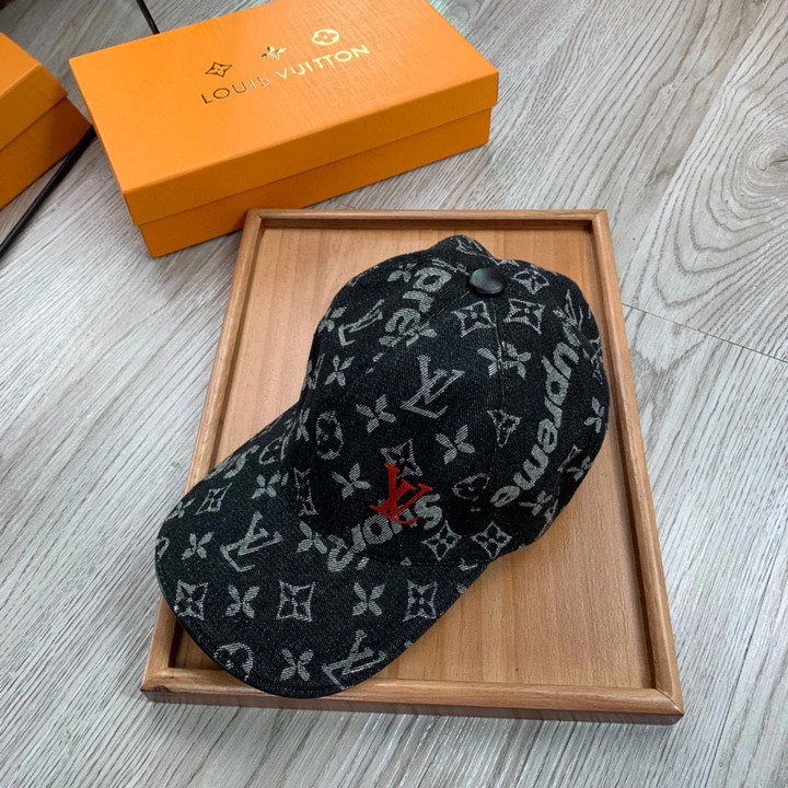 Louis Vuitton Red Logo Embroidered Baseball Cap In Black