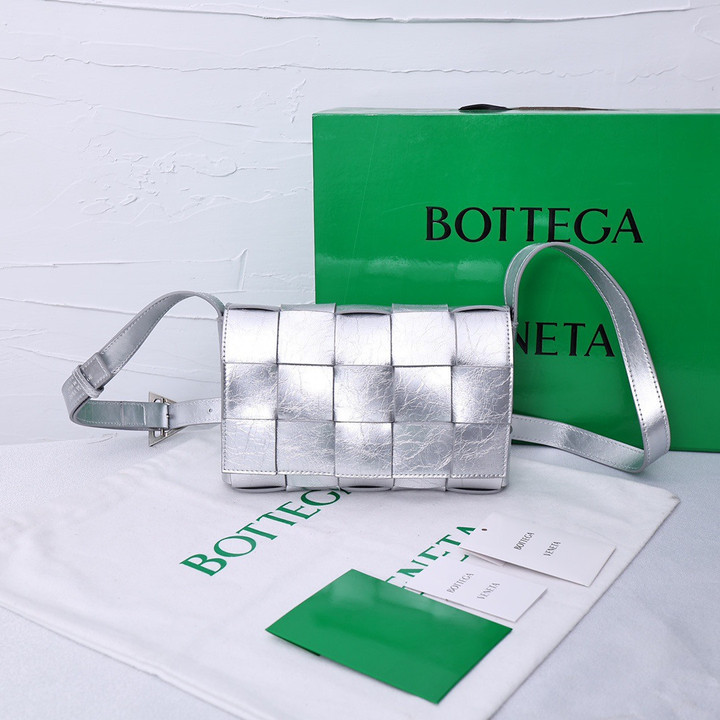 Bottega Veneta Intrecciato Cassette Bag Oil Wax Leather In Silver