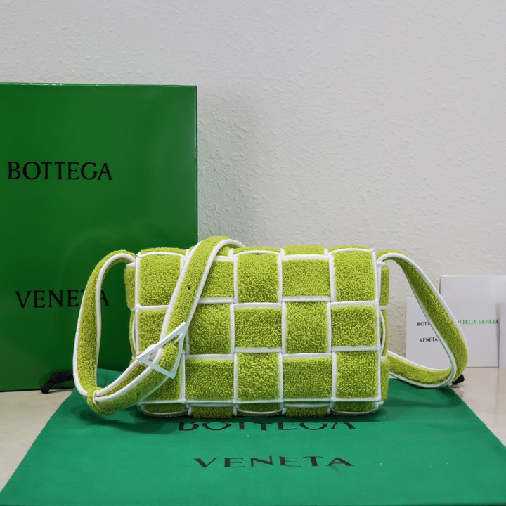 Bottega Veneta Tennis Cassette Messenger Bag Medium Sheepskin In Kiwi White