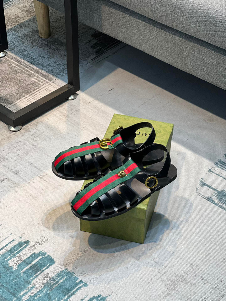 Gucci Rubber Buckle Strap Slide Sandal In Red/Green Web, Men