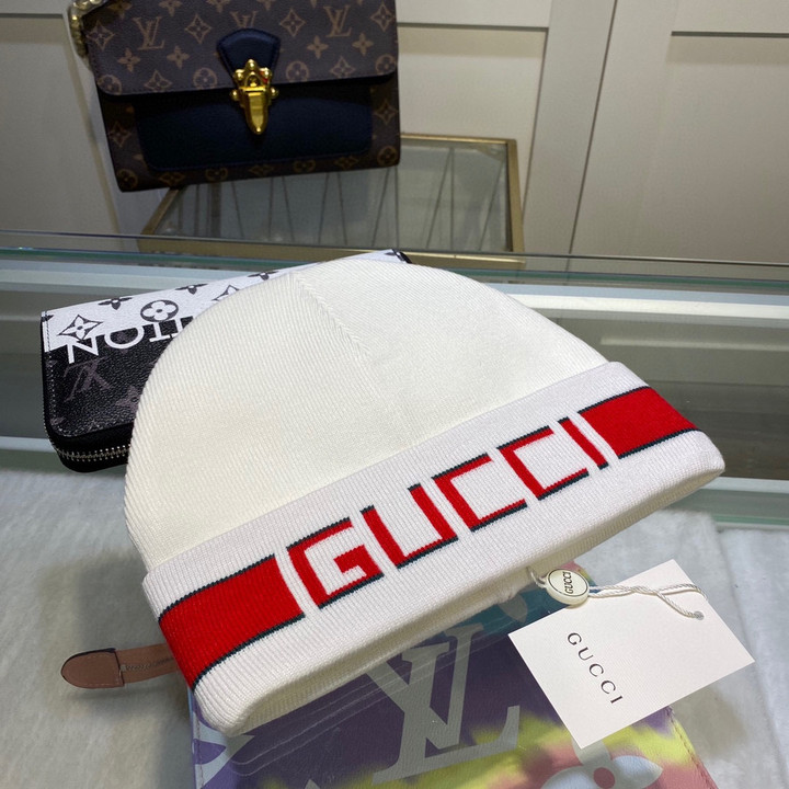 Gucci Lettering Wool Knit Beanie In White/Red