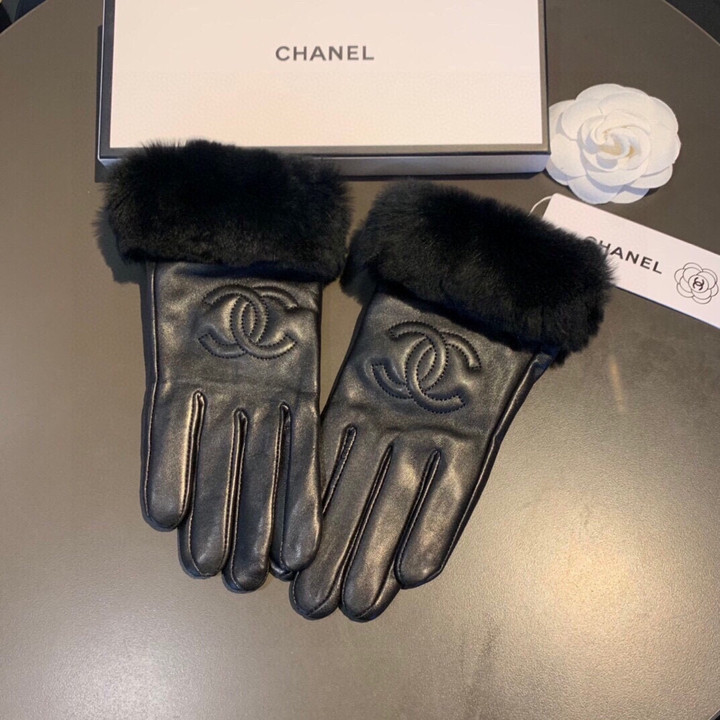 Chanel Full Finger Leather Gloves With Black Faux Fur