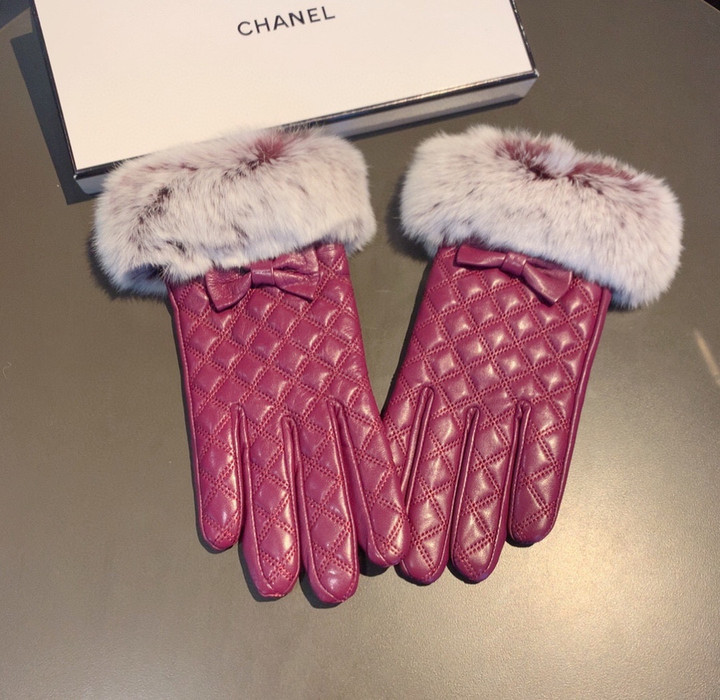 Chanel Quilted Rose Leather Full Finger Gloves With Faux Fur And Bow Tie