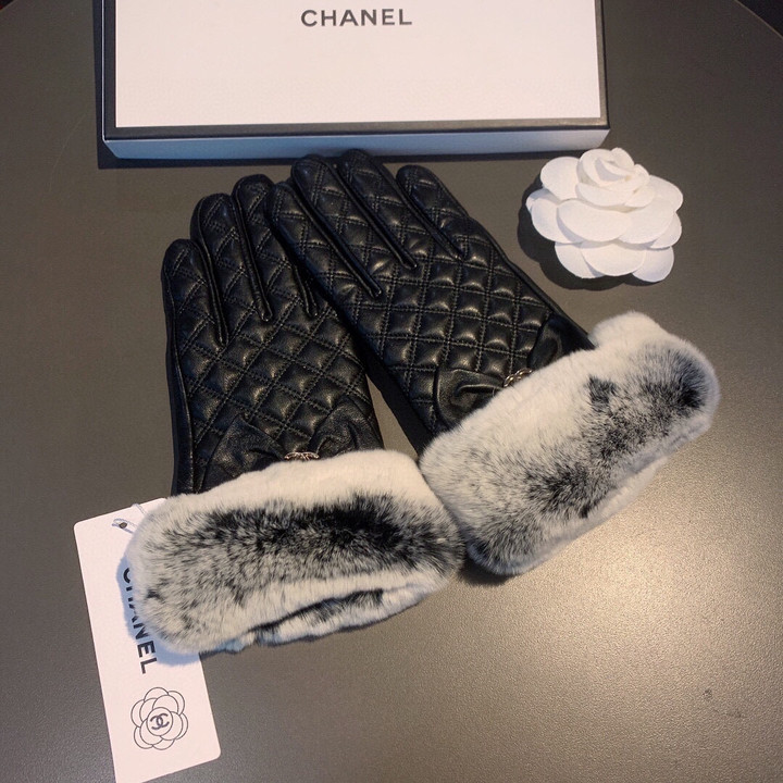 Chanel Quilted Leather Full Finger Gloves With Faux Fur And Chanel Logo Bow Tie