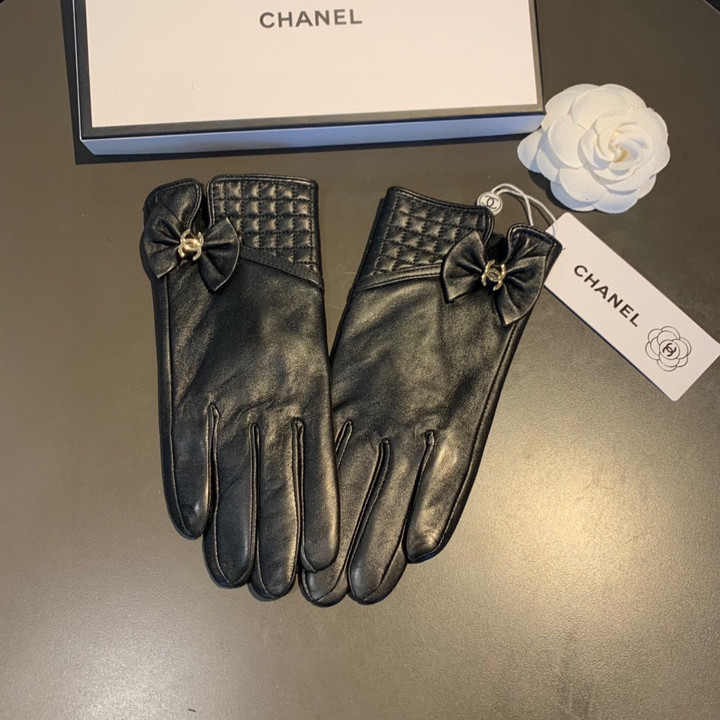 Chanel Black Leather Full Finger Gloves With Square Pattern And Bow Tie