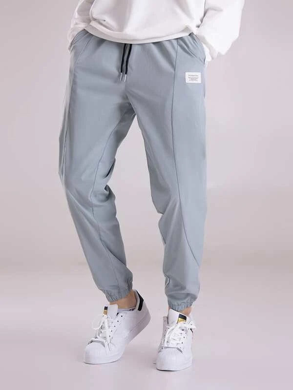 Men Letter Patched Drawstring Waist Tapered Pants