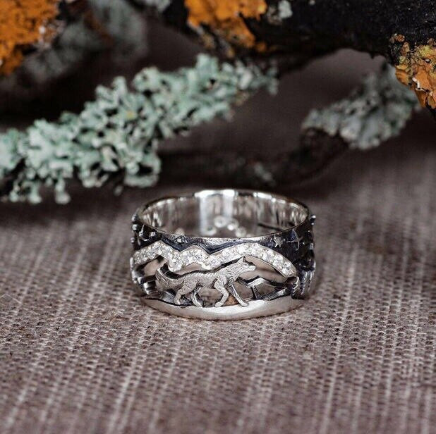 Arctic Wolf Lovers Ring