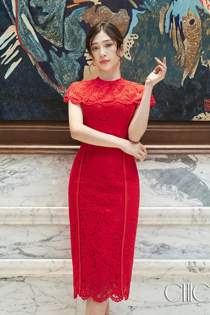 Slim Red Lace Dress With Delicate Shoulders