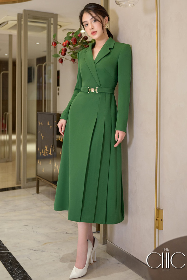 One-piece, green, short-sleeved, A-line skirt, German collar, 3 rows of buttons, polite and gentle style. Office dress, party dress