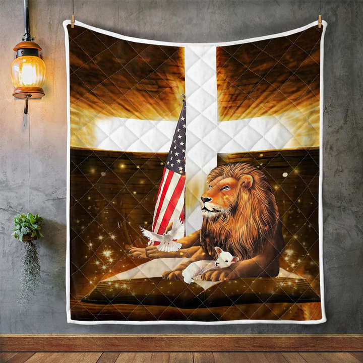 CHANDERWOOLLEY™ Lion Cross Lamb American 431 Quilt Blanket