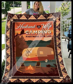 camping-husband-and-wife-tb160996-quilt