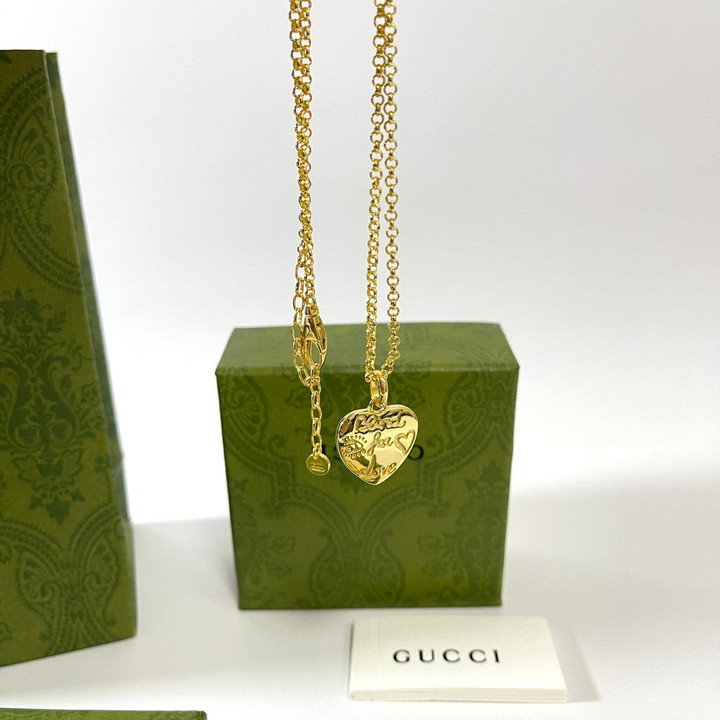 Gucci Blind For Love Pendant Necklace In Yellow Gold