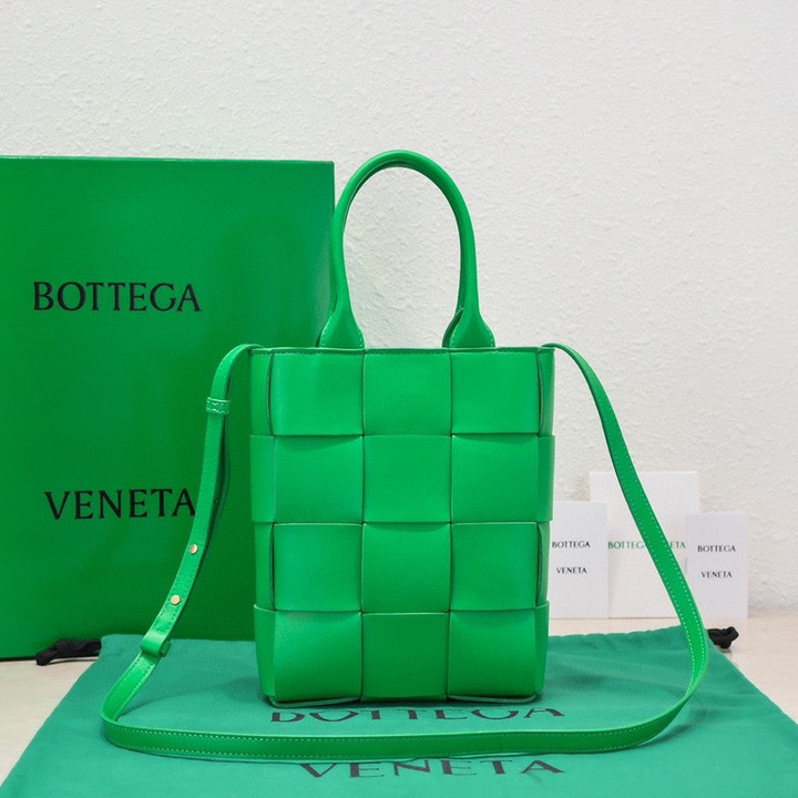 Bottega Veneta Arco Tote Bag Intreccio Leather In Parakeet