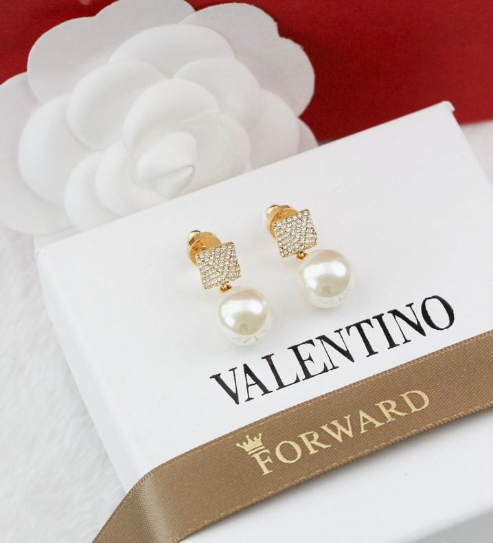 Valentino Garavani Gold Rockstud Pearl Earrings With Pyramid Crystals Stud