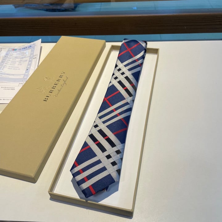 Burberry Classic Cut Check Silk Necktie Cravatta In Navy