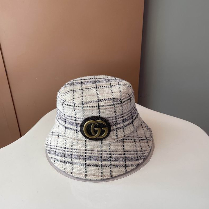 Gucci GG Logo Tweet Bucket Hat In White