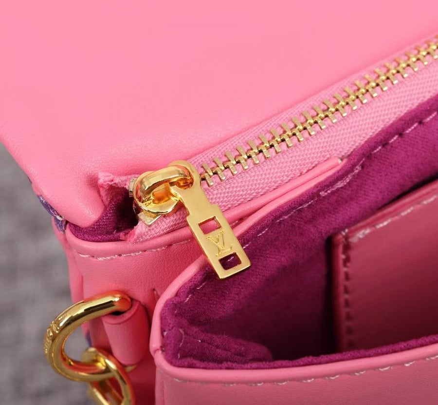 Louis Vuitton LV Coussin pochette pink Leather ref.316427 - Joli Closet