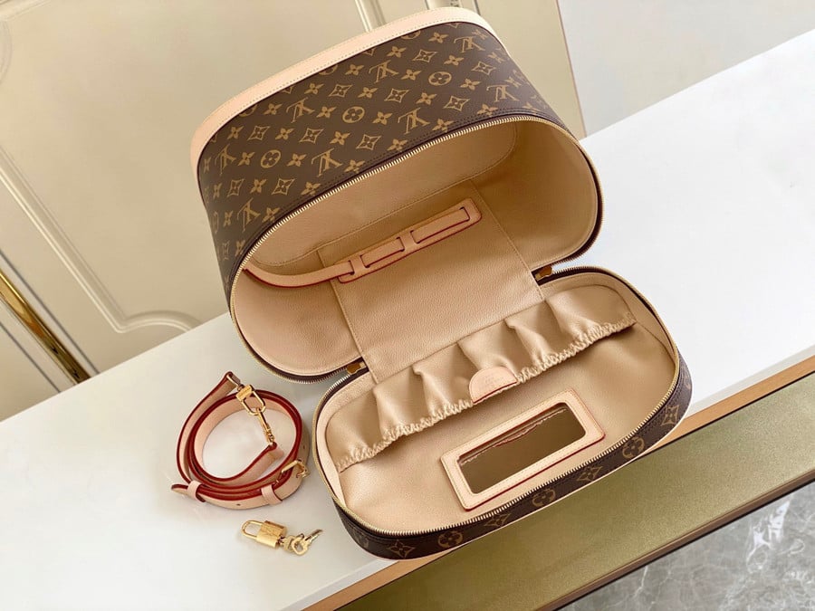 Cloth vanity case Louis Vuitton Brown in Cloth - 29215637