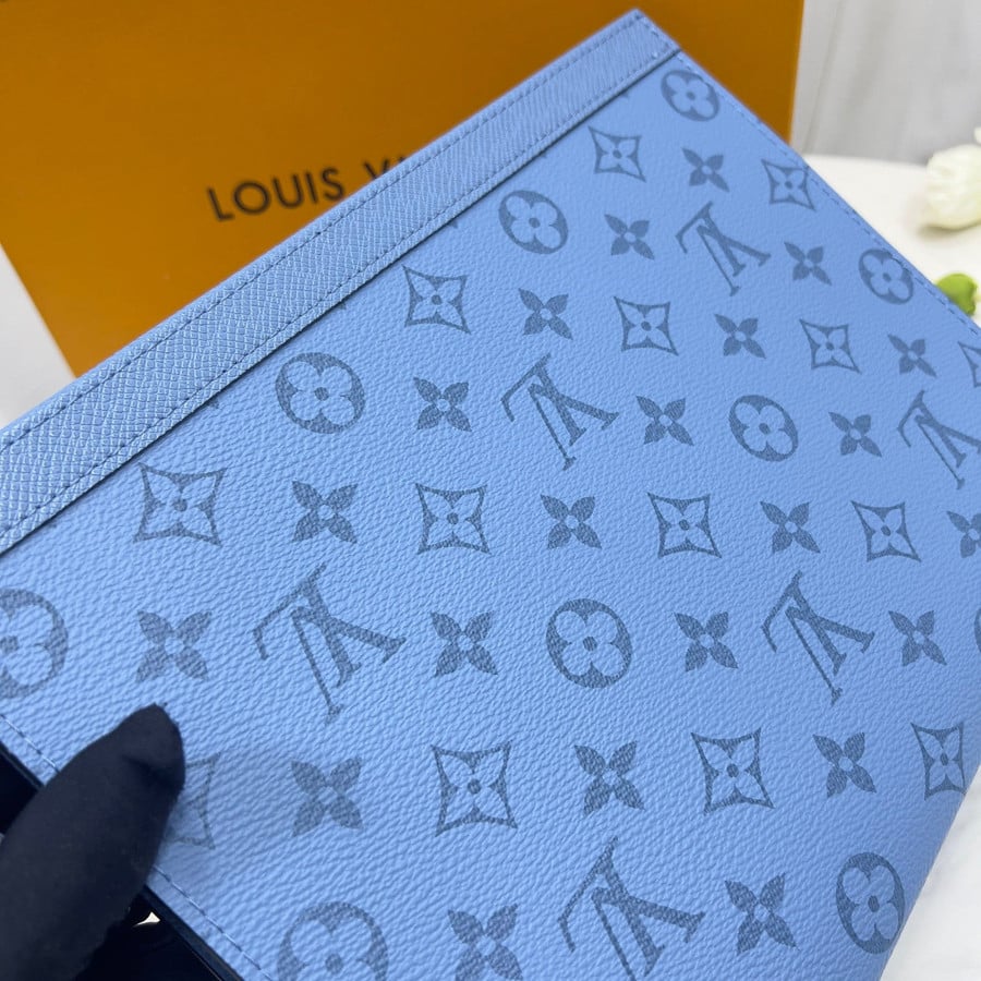 Louis Vuitton Monogram Taigarama Pochette Voyage MM (SHG-XGxVo6) – LuxeDH