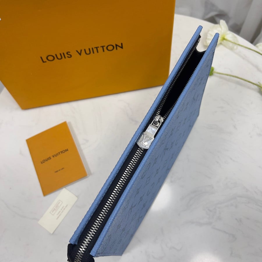 Clutch Louis Vuitton Pochette Voyage Taiga màu đen siêu cấp like