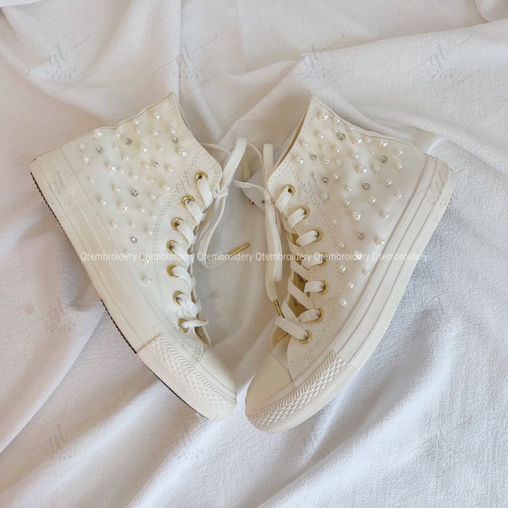 Wedding Pearl Bridal Converse Chuck Taylor, Pearl Details Converse Shoes, Wedding Converse Custom, Personalized Embroidered Bridal Sneakers