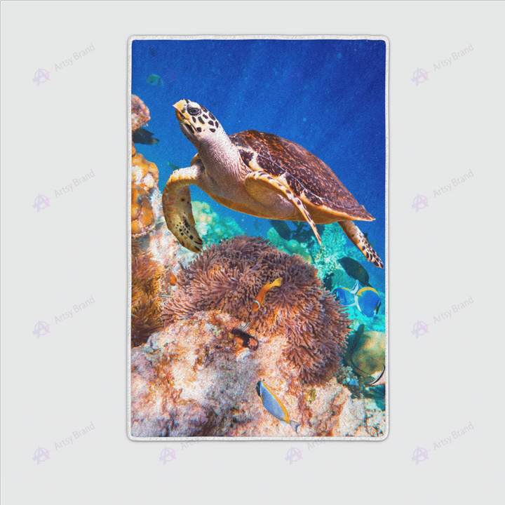 Turtle imbricata floats under water